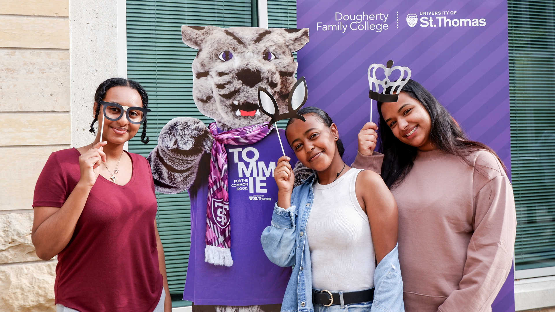 Students with Tommie the mascot